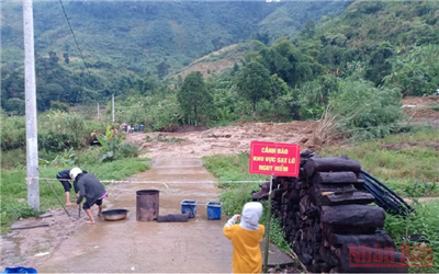 Quảng Nam: Quả đồi bất ngờ đổ sập xuống đường sau mưa lớn