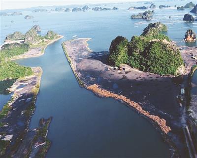 Quảng Ninh: Hơn 1 vạn m3 bùn đất thải lộ thiên cạnh vịnh Bái Tử Long trước và trong cơn bão số 2