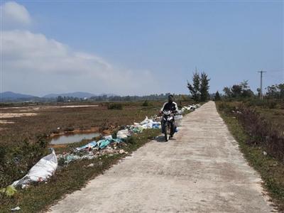 Quảng Ninh: Rác thải bủa vây trên đường vào xã đảo 'đẹp nên thơ'