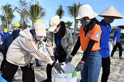 Ra quân 'Biển Đà Nẵng - Nói không với rác thải nhựa'
