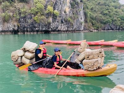 Ra quân thu dọn rác trên vịnh Hạ Long