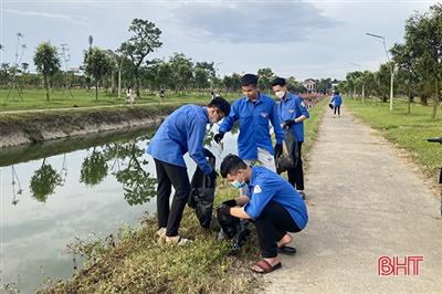 Ra quân thu gom rác thải, làm sạch môi trường tại công viên lớn nhất Hà Tĩnh