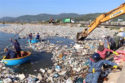 Ra quân thu gom rác thải ở Sa Huỳnh