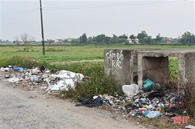 Rác bừa bãi trên nhiều tuyến đường ở xã trung tâm Lộc Hà