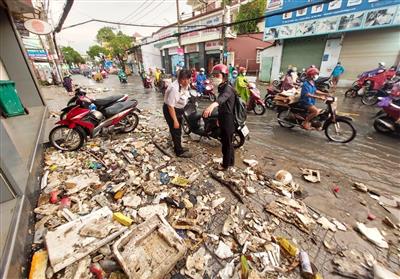 Rác la liệt trên đường, bít cống thoát nước sau trận mưa lớn ở TPHCM