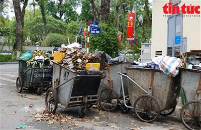 Rác thải 'lộ thiên' trên nhiều tuyến phố, gương mặt Thủ đô nhếch nhác tới bao giờ?