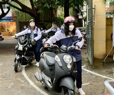 Sáng 8/2, học sinh Hà Nội rộn rã trong ngày vui đến trường