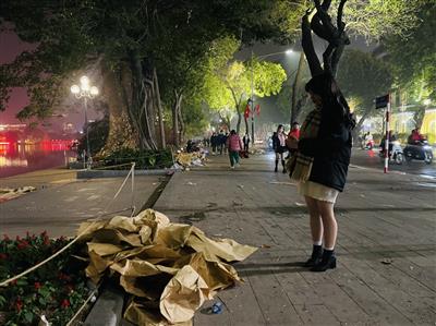 Sau giao thừa, phố đi bộ hồ Gươm tràn ngập rác