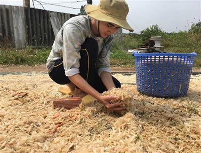 Sinh viên biến vỏ tôm thành nhựa sinh học