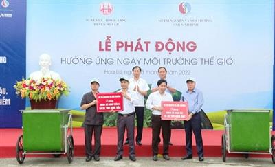 Sở Tài nguyên và Môi trường Ninh Bình đã trao tặng 20 xe thu gom rác