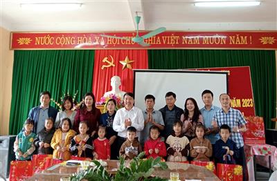 Sở TN&MT Thanh Hóa chúc Tết, tặng quà Đồn Biên phòng Yên Khương