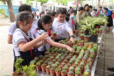 Sôi nổi đổi rác lấy cây xanh