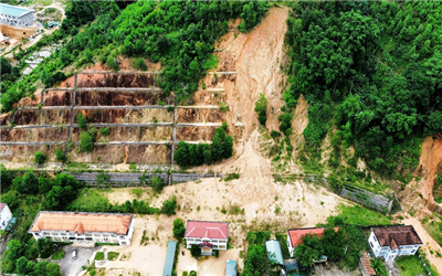 Sơn Tây (Quảng Ngãi): Sạt lở đất đá đe dọa trụ sở hành chính
