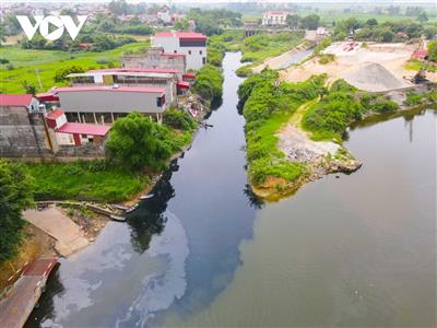 Sông Cầu tiếp tục bị 'nhuộm đen', người dân 2 tỉnh cùng kêu cứu