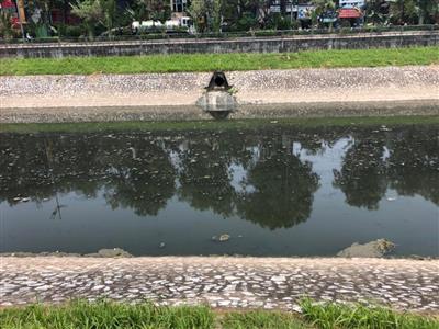 Sông Tô Lịch lại ‘bốc mùi’ nồng nặc