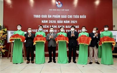 Tạp chí Tài nguyên và Môi trường đạt giải Khuyến khích Giải thưởng Bìa báo Tết ấn tượng
