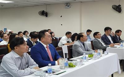 Tạp chí Tài nguyên và Môi trường nhận tri ân của Trường đại học Nguyễn Trãi