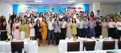 Tạp chí Tài nguyên và Môi trường nhận tri ân của Trường Đại học Nguyễn Trãi