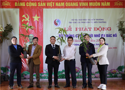 Tạp chí Tài nguyên và Môi trường phát động trồng cây chương trình "Đường xanh" tại xã Vạn Thắng, Nông Cống, Thanh Hóa