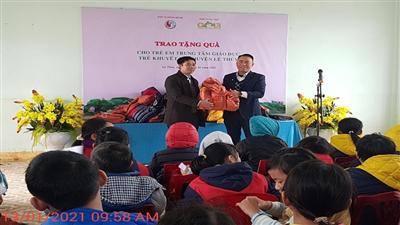 Tạp chí Tài nguyên và Môi trường trao học sinh vùng lũ Quảng Bình
