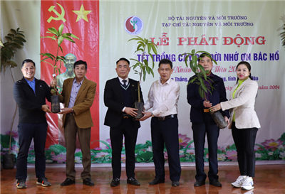 Tạp chí Tài nguyên và Môi trường trồng cây "Đường xanh" tại xã Vạn Thắng, huyện Nông Cống, Thanh Hóa