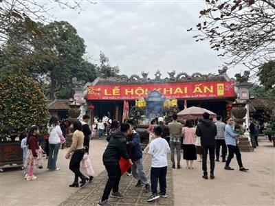 Tấp nập khách đến lễ đền Trần đầu năm