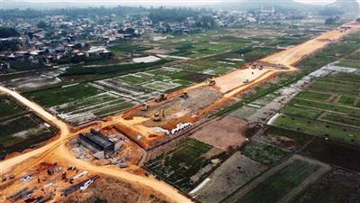 Tập trung tháo gỡ vướng mắc về đất đai, vật liệu xây dựng cho các dự án đường bộ cao tốc và bất động sản