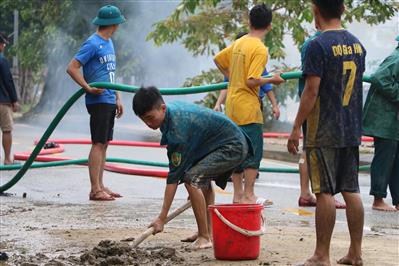 Tất bật dọn dẹp bùn đất sau mưa lũ, chuẩn bị đón bão số 6