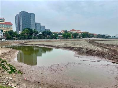 Tây Hồ hoàn tất việc xử lý tôm, cá chết nổi tại hồ Thủy Sứ