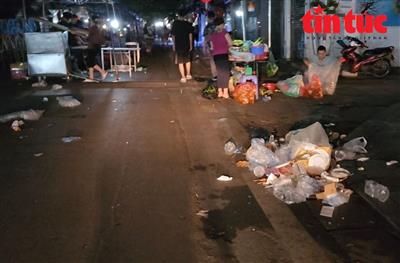 'Thảm họa' rác thải sau những phiên chợ đêm phố cổ Hà Nội