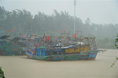 Thanh Hóa mưa to, sóng lớn do bão số 5 - khẩn trương sơ tán dân đến nơi an toàn