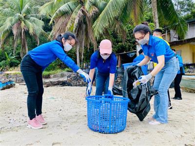 Thanh niên Quảng Ninh chung tay làm sạch môi trường Di sản vịnh Hạ Long