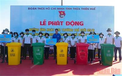 Thanh niên Thừa Thiên Huế chung tay làm sạch môi trường biển