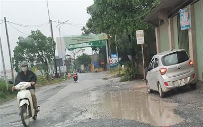 Thanh Oai: Đoạn đường dài gần 2km có tới gần trăm "ổ gà", "ổ voi"