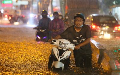 Thành phố Hồ Chí Minh có mưa lớn, nhiều nơi ngập sâu