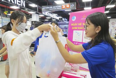 Thiết thực chương trình đổi rác lấy quà