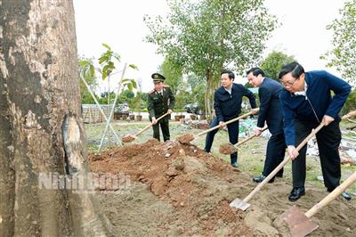 Thứ trưởng Bộ Công an Trần Quốc Tỏ dự lễ phát động “Tết trồng cây” xuân Giáp Thìn ở xã Quang Thiện (Kim Sơn- Ninh Bình)
