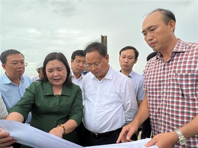 Thứ trưởng Bộ Tài nguyên và Môi trường Lê Minh Ngân và đoàn công tác khảo sát một số dự án trên địa bàn tỉnh Bến Tre