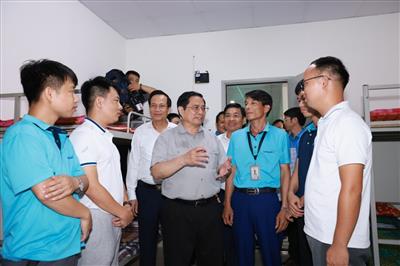 Thủ tướng căn dặn công nhân chăm chỉ làm việc, hỗ trợ gia đình