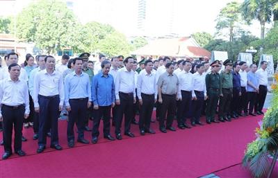 Thủ tướng dâng hương tại Khu Văn hóa tưởng niệm Chủ tịch Hồ Chí Minh ở Thanh Hóa