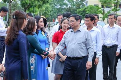 Thủ tướng: Phải phòng chống dịch hiệu quả, làm tốt nhiệm vụ tiêm vaccine để học sinh tới trường an toàn