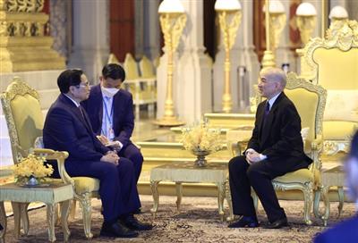 Thủ tướng Phạm Minh Chính chào Quốc vương Campuchia Norodom Sihamoni