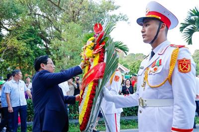 Thủ tướng Phạm Minh Chính dâng hương, dâng hoa tưởng niệm, tri ân các Anh hùng, liệt sĩ tại Điện Biên Phủ