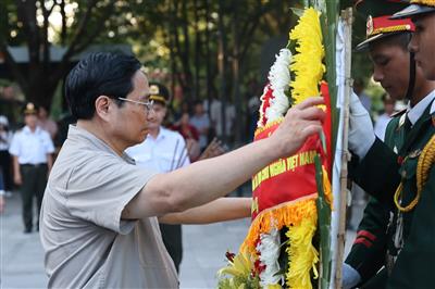 Thủ tướng Phạm Minh Chính dâng hương tưởng nhớ các anh hùng liệt sĩ, tri ân các gia đình chính sách
