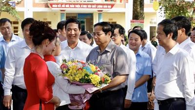 Thủ tướng Phạm Minh Chính thăm giáo viên, học sinh huyện Yên Lập