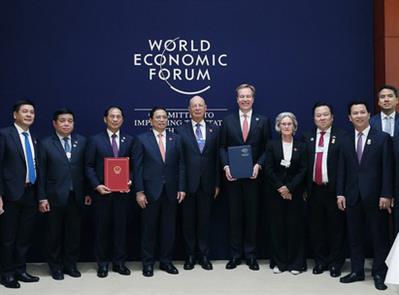 Thủ tướng Phạm Minh Chính tiếp Chủ tịch Diễn đàn Kinh tế Thế giới