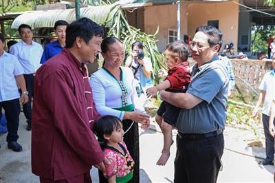 Thủ tướng thăm nhà mới của các hộ nghèo tại Hòa Bình