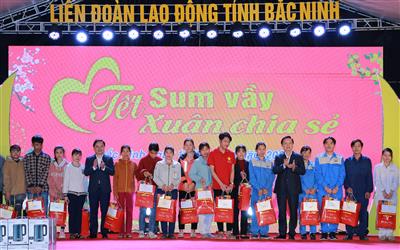 Tiếp tục quan tâm, cải thiện, nâng cao đời sống người lao động, công nhân