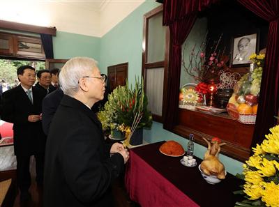 Tổng bí thư dâng hương tưởng niệm Chủ tịch Hồ Chí Minh