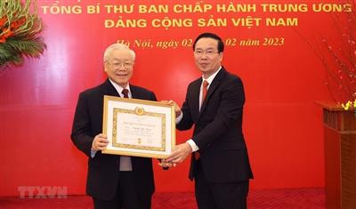 Tổng Bí thư Nguyễn Phú Trọng nhận Huy hiệu 55 năm tuổi Đảng